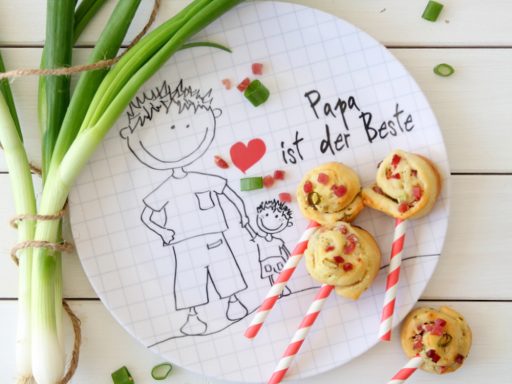 Teller mit süßen Kindermotiven Teller mit Vater und Sohn. Text: Papa ist der Beste. Bunte Kekse.