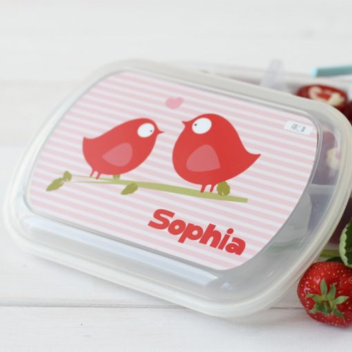 Brotdose mit Wunschtext Bento-Box mit roten Vögeln und dem Namen "Sophia" auf einem gestreiften Hintergrund.