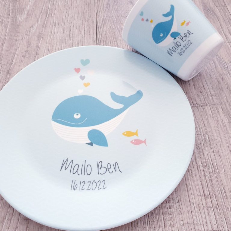 Blaues Kinderteller-Set mit Wal-Motiv und bunter Unterwasserwelt.