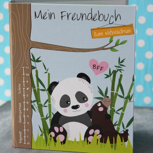Freundebuch zum Mitwachsen Freundebuch mit einem Panda und einem Hund vor einem Bambus-Hintergrund.