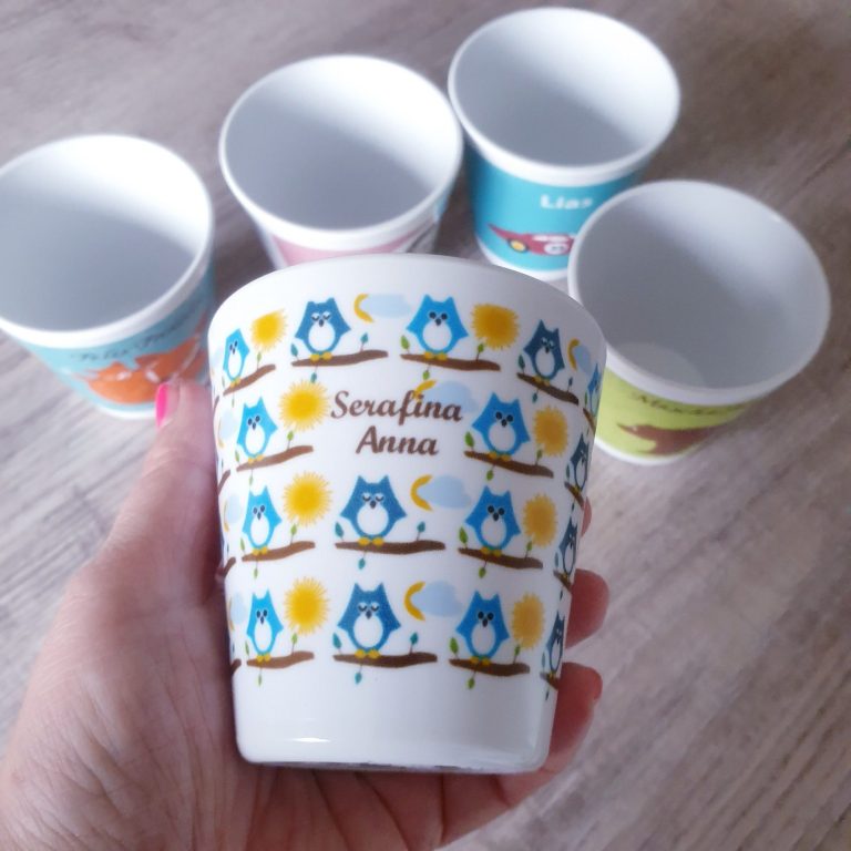 Bunte Becher mit Eulenmotiven und dem Namen "Serafina Anna".